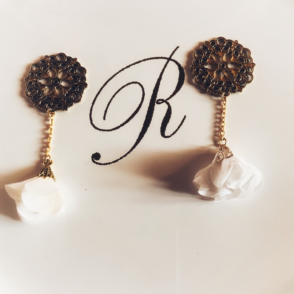 3/30🧚🏻‍♂️Wedding White Flower Long Gold Earrings